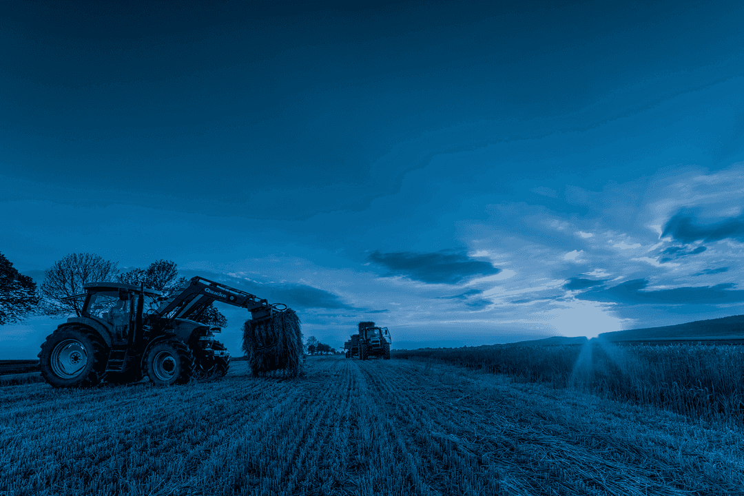 homem segurando uniformizado e utilizando luvas, segurando seu equipamento de proteção individual, um capacete amarelo.