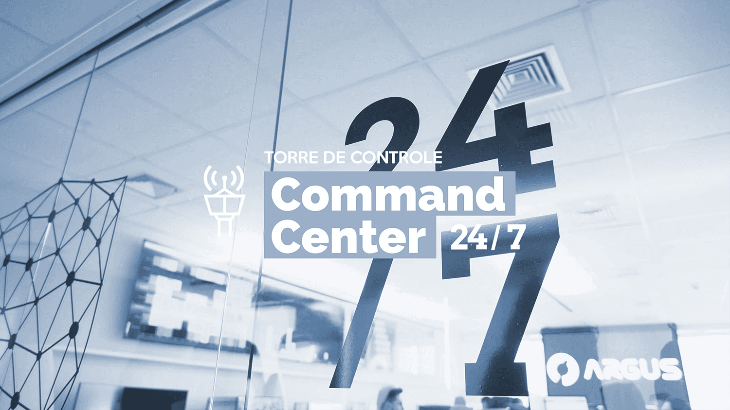 Uma porta de vidro da sala torre de controle com um adesivo escrito 24/7 representando que a torre de controle trabalha de segunda a domingo.